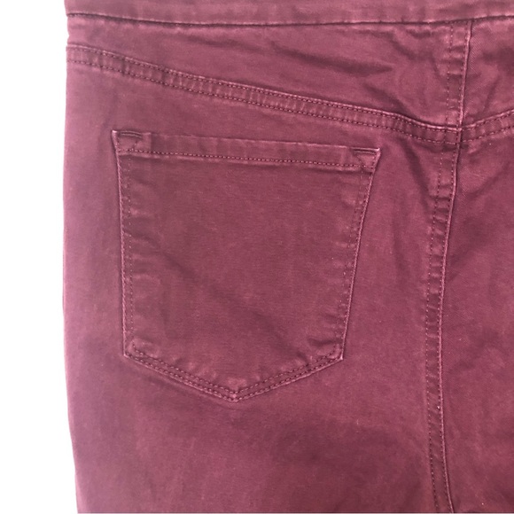 Nine West Women’s Pull On Pant Back Patch Pockets Denim Look Burgundy - Picture 4 of 9